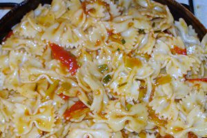 Farfalle cu " petale" de salam picant