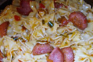 Farfalle cu " petale" de salam picant