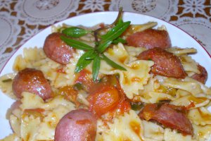 Farfalle cu " petale" de salam picant