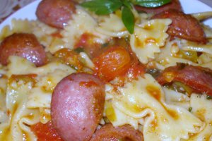 Farfalle cu " petale" de salam picant