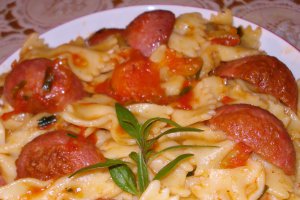 Farfalle cu " petale" de salam picant