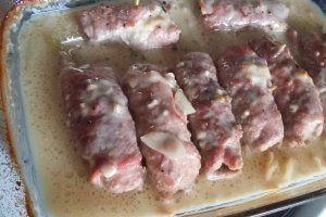 Rulouri din carne de porc cu sos de rosii si ciuperci