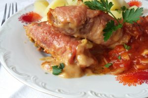 Rulouri din carne de porc cu sos de rosii si ciuperci
