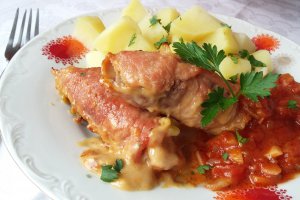 Rulouri din carne de porc cu sos de rosii si ciuperci