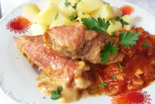 Rulouri din carne de porc cu sos de rosii si ciuperci