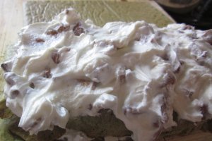 Cuburi aperitiv cu urzici, crema de branza si galbiori