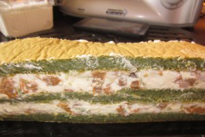 Cuburi aperitiv cu urzici, crema de branza si galbiori