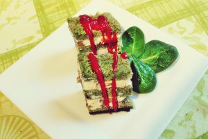 Cuburi aperitiv cu urzici, crema de branza si galbiori