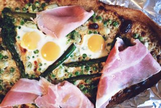 Pizza cu sos Bechamel, sparanghel, oua de prepelita si Coppa