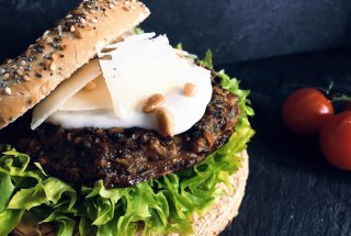 Burger vegetarian cu maioneza cu trufe si muguri de pin