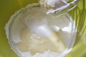 Prajitura cu crema de vanilie, visine si crema de fructe de padure
