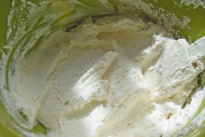 Prajitura cu crema de vanilie, visine si crema de fructe de padure