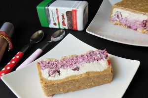 Prajitura cu crema de vanilie, visine si crema de fructe de padure
