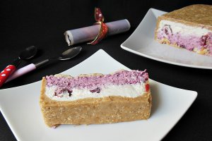 Prajitura cu crema de vanilie, visine si crema de fructe de padure