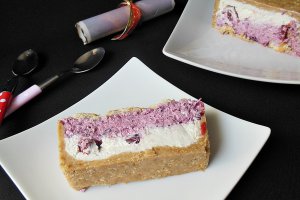 Prajitura cu crema de vanilie, visine si crema de fructe de padure