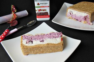 Prajitura cu crema de vanilie, visine si crema de fructe de padure