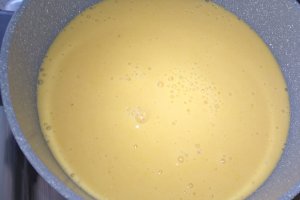 Biscuiti pufosi cu crema de piersici