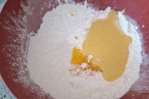 Biscuiti pufosi cu crema de piersici