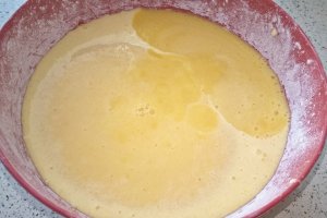 Biscuiti pufosi cu crema de piersici