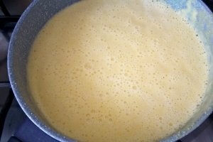 Biscuiti pufosi cu crema de piersici