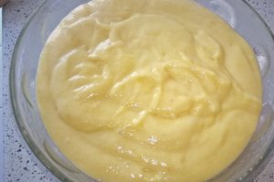 Biscuiti pufosi cu crema de piersici