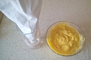 Biscuiti pufosi cu crema de piersici