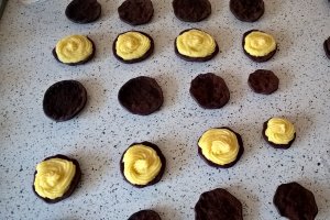 Biscuiti pufosi cu crema de piersici