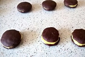 Biscuiti pufosi cu crema de piersici