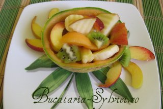 Salata de fructe in cupa de pepene galben