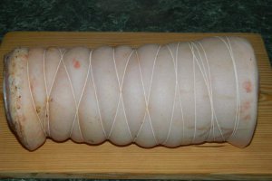 Rulada imbunatatita din piept de porc