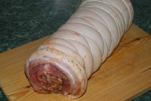 Rulada imbunatatita din piept de porc