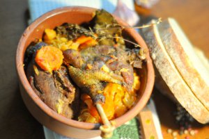 Rata pe varza cu prune in stil rustic