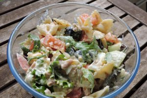Salata de ton cu paste si sos tahini