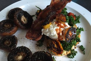 Toast picant cu ciuperci, Kale, bacon si branza Cottage