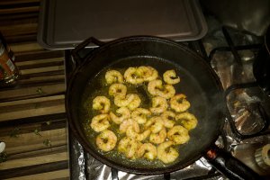 Banane umplute cu creveti si salsa