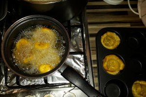 Banane umplute cu creveti si salsa