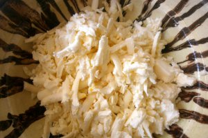 Mamaliguta cu oua, branza si cascaval