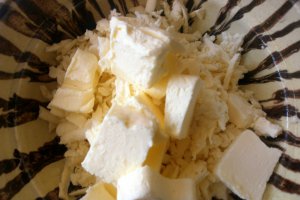 Mamaliguta cu oua, branza si cascaval