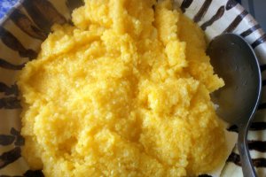 Mamaliguta cu oua, branza si cascaval