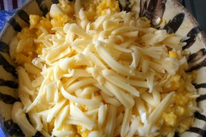 Mamaliguta cu oua, branza si cascaval