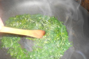 Ficatei de pui cu leurda la wok