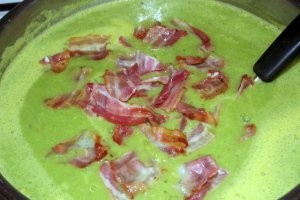 Supa crema de mazare cu bacon afumat
