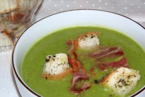 Supa crema de mazare cu bacon afumat