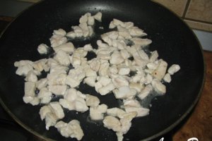 Paste cu susan si carne de pui