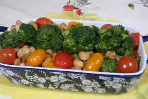 Salata de broccoli cu naut si fasole