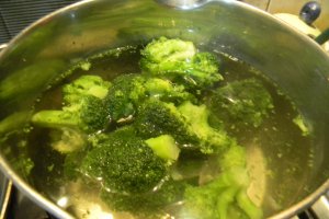 Salata de broccoli cu naut si fasole