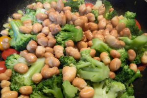 Salata de broccoli cu naut si fasole