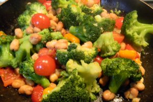 Salata de broccoli cu naut si fasole