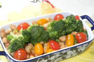 Salata de broccoli cu naut si fasole