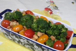 Salata de broccoli cu naut si fasole
